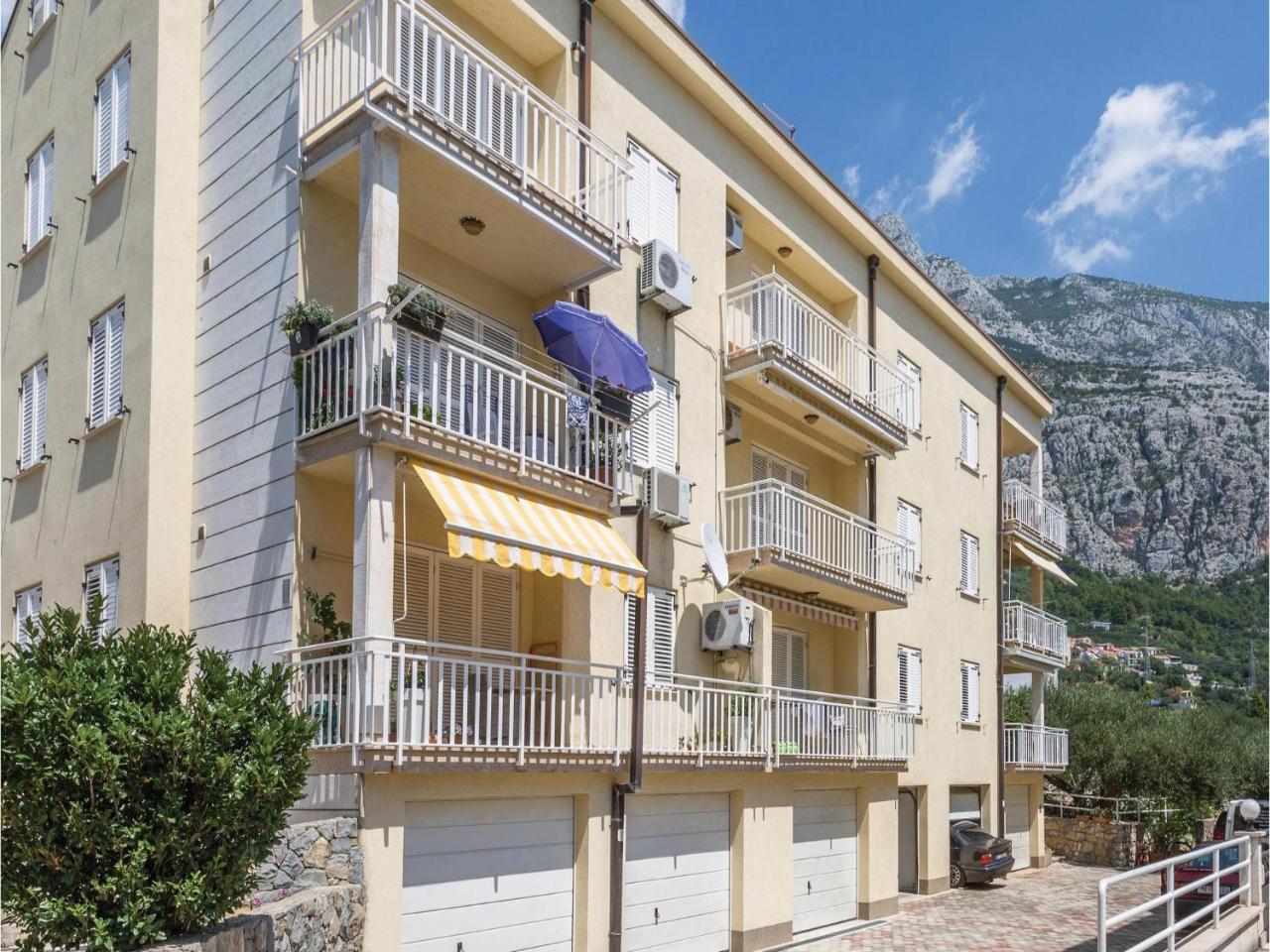 Cozy Apartment In Makarska With Kitchen Kültér fotó