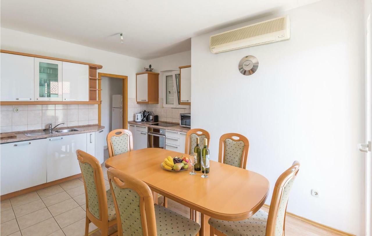 Cozy Apartment In Makarska With Kitchen Kültér fotó